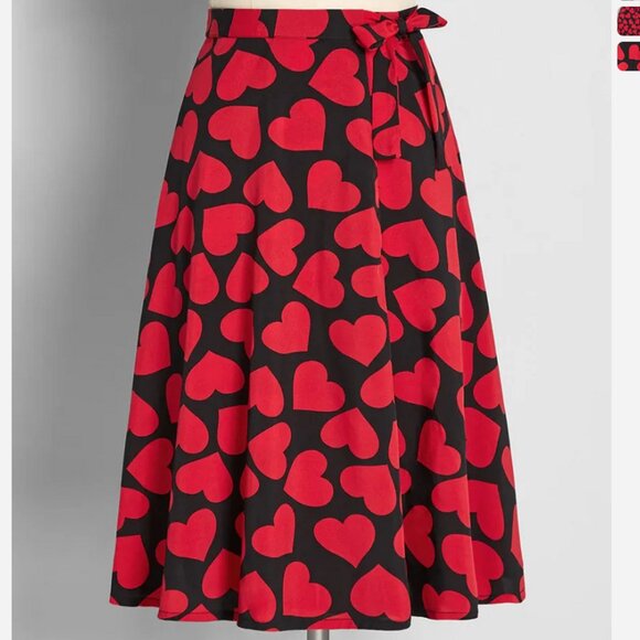 Modcloth Tumbling In Love Wrap Skirt Medium Valentine red Hearts on black - Picture 1 of 3